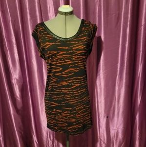 Cute & comfy y2k black & orange tiger striped top!